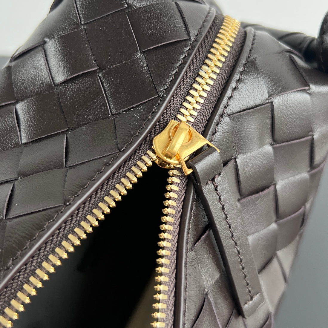 BV Loop Top Handle 19cm Chocolate Lambskin