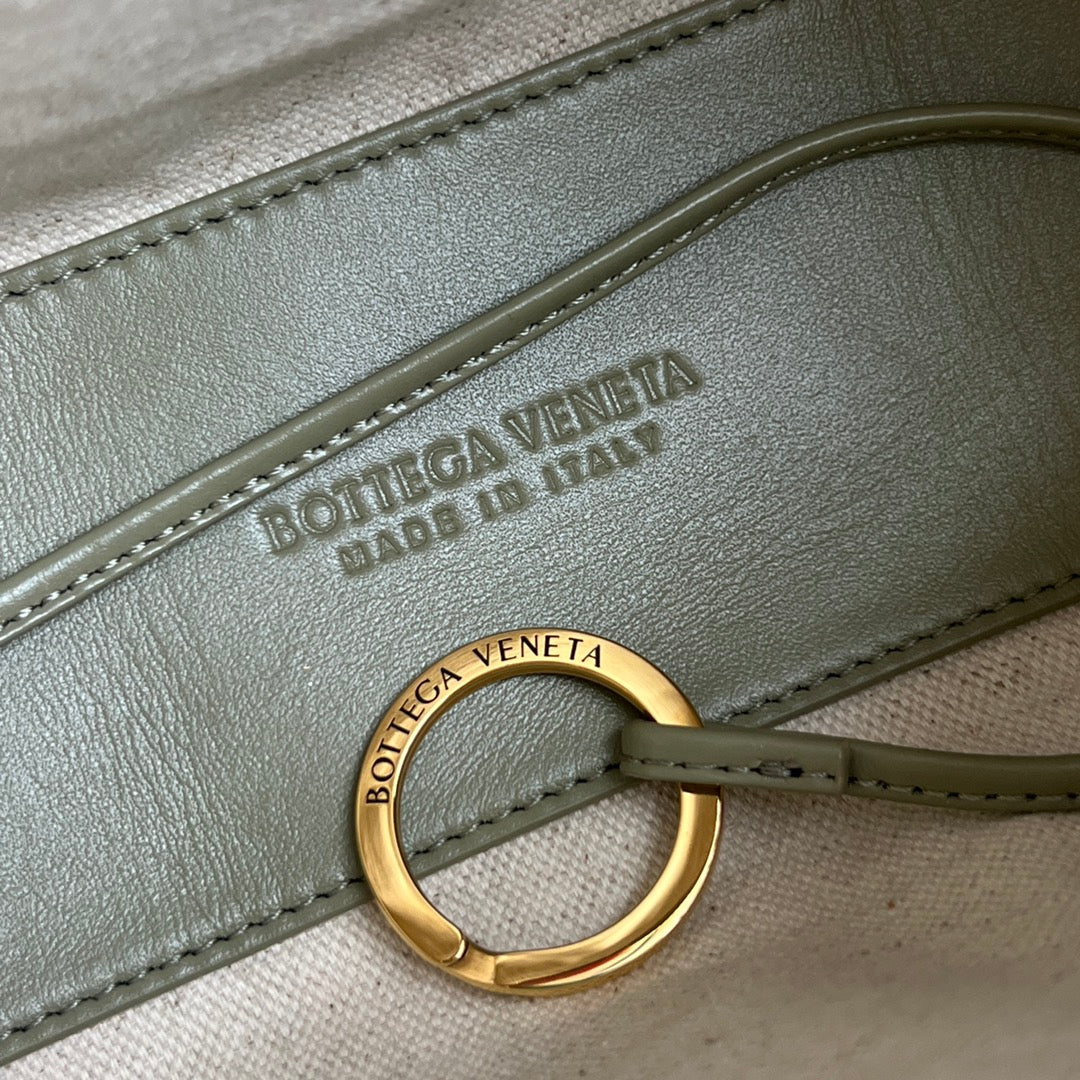 BV Loop Top Handle 19cm Green Beige Lambskin