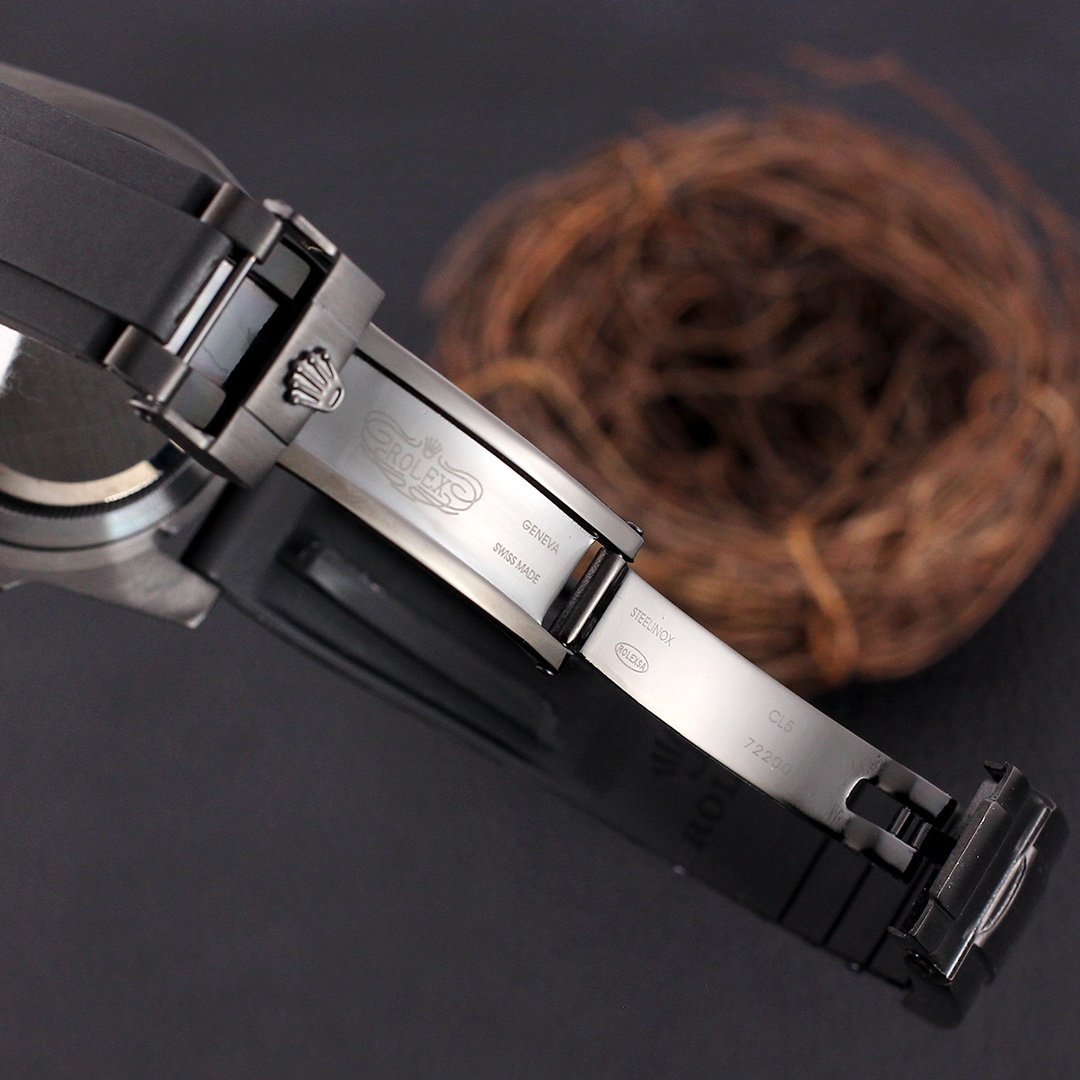 SUBMARINER DATE 40 BLACK CASE RUBBER STRAP