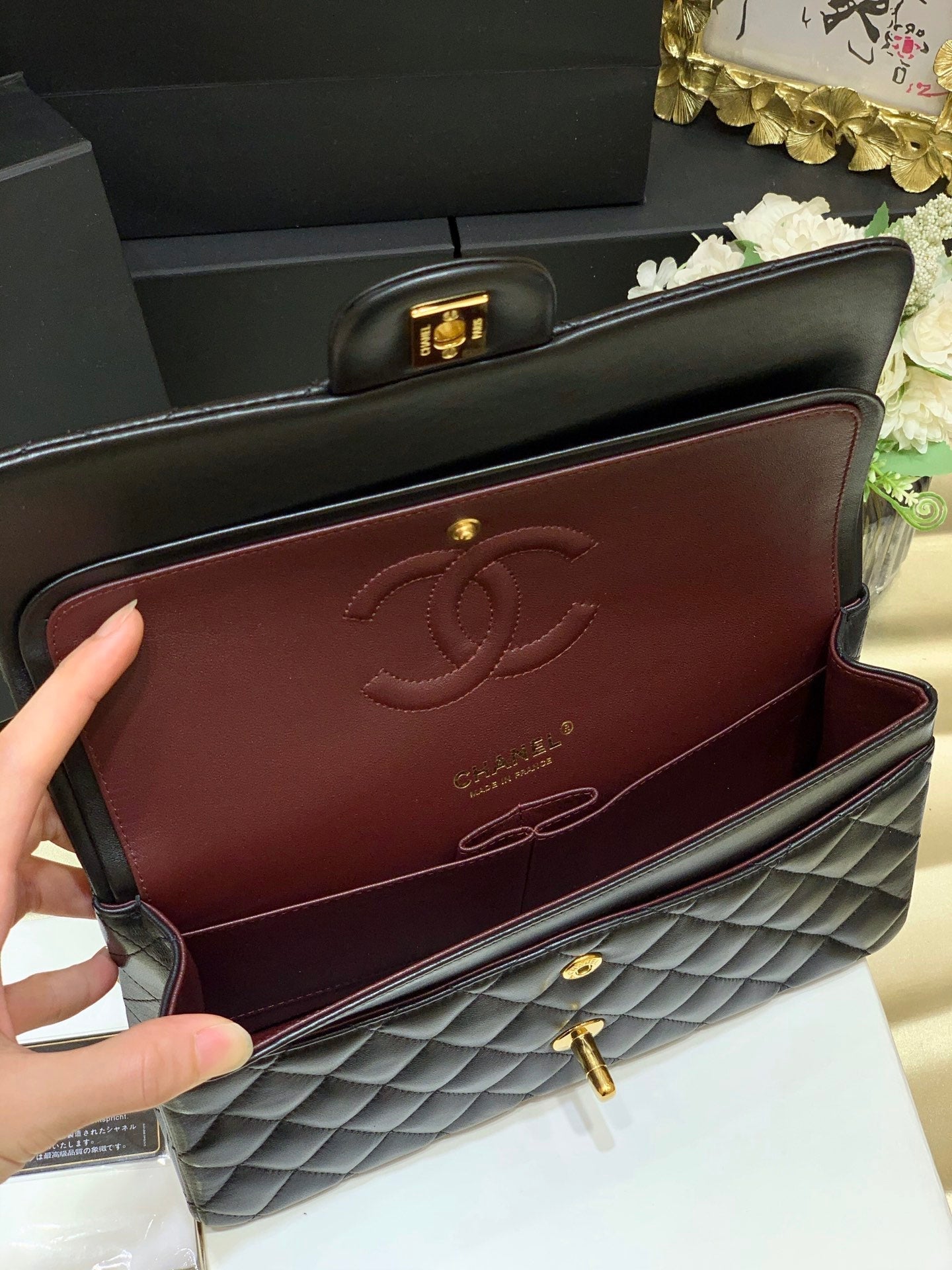 CLASSIC FLAP 25 BLACK LAMBSKIN YELLOW GOLD HARDWARE