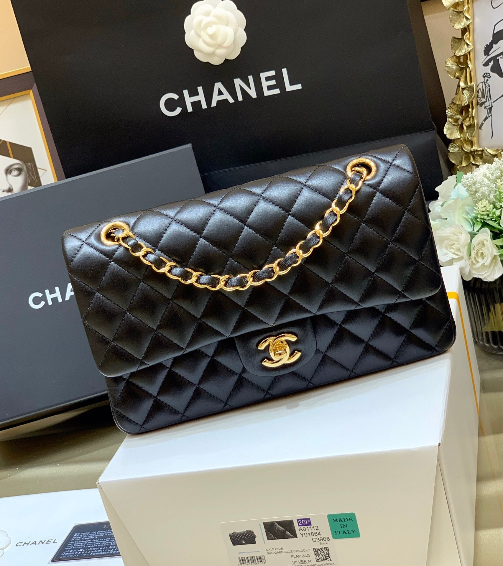 CLASSIC FLAP 25 BLACK LAMBSKIN YELLOW GOLD HARDWARE