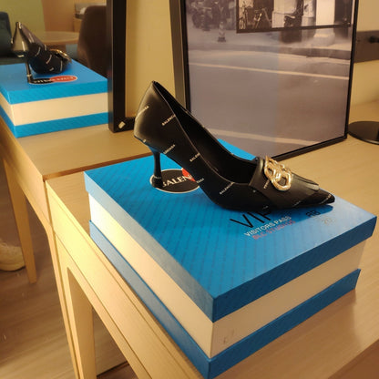 POINTED TOE PUMPS BLACK WITH LOGO PRINT SMOOTH CALFSKIN