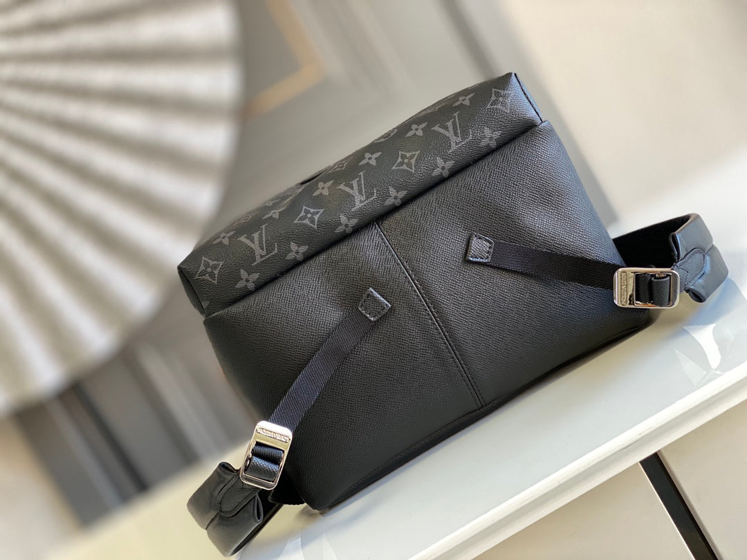 DISCOVERY BACKPACK 40 IN BLACK MONOGRAM CANVAS