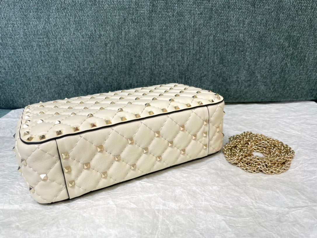 garavani rockstud spike medium 24cm white lambskin