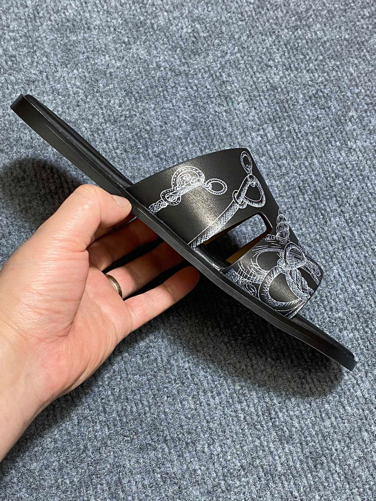 HM IZMIR SANDAL BLACK CALFSKIN WITH PATTERNS