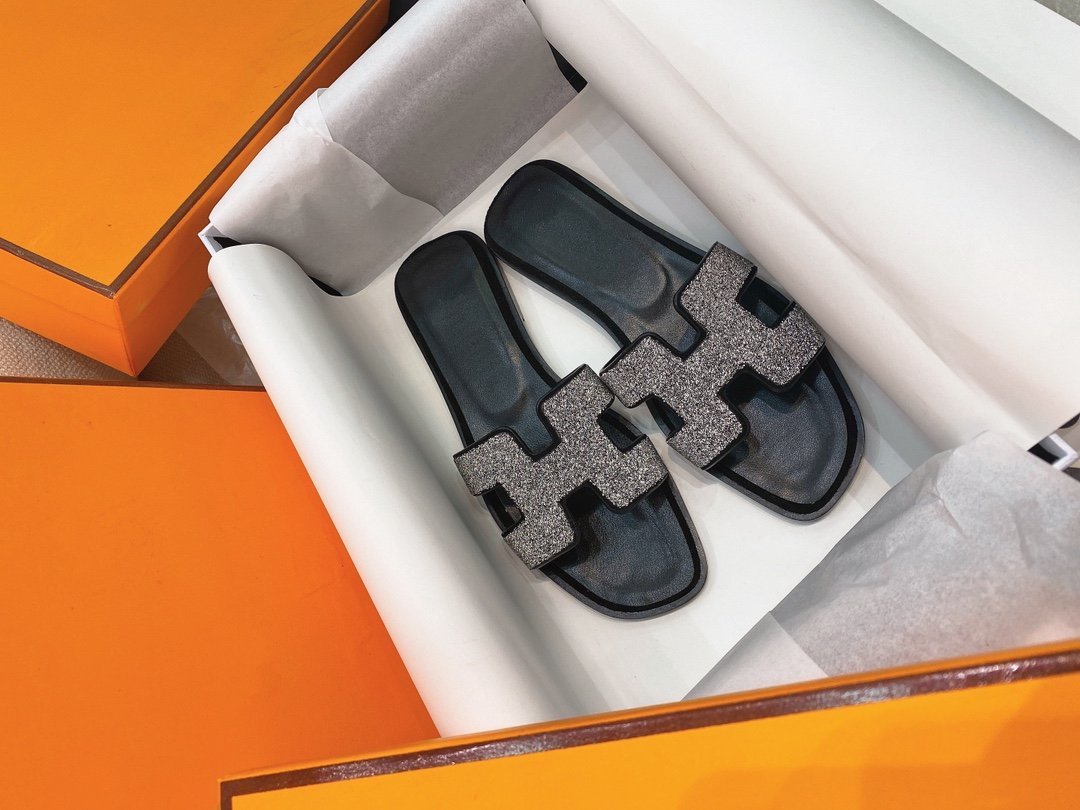 0ran Sandal Caviar Black Leather