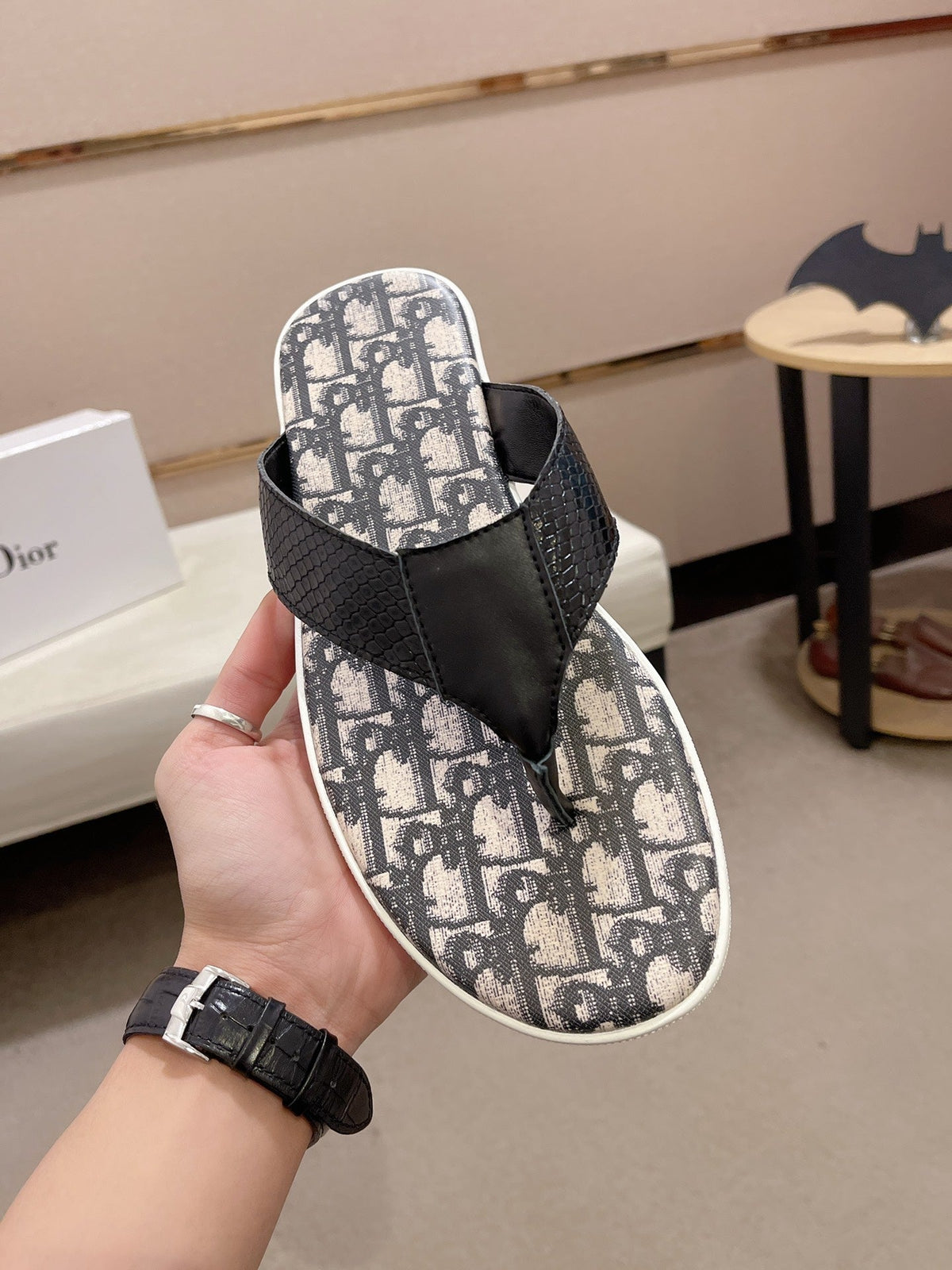 CD ALIAS THONG SNAKE MOTIF BLACK AND BEIGE CALFSKIN