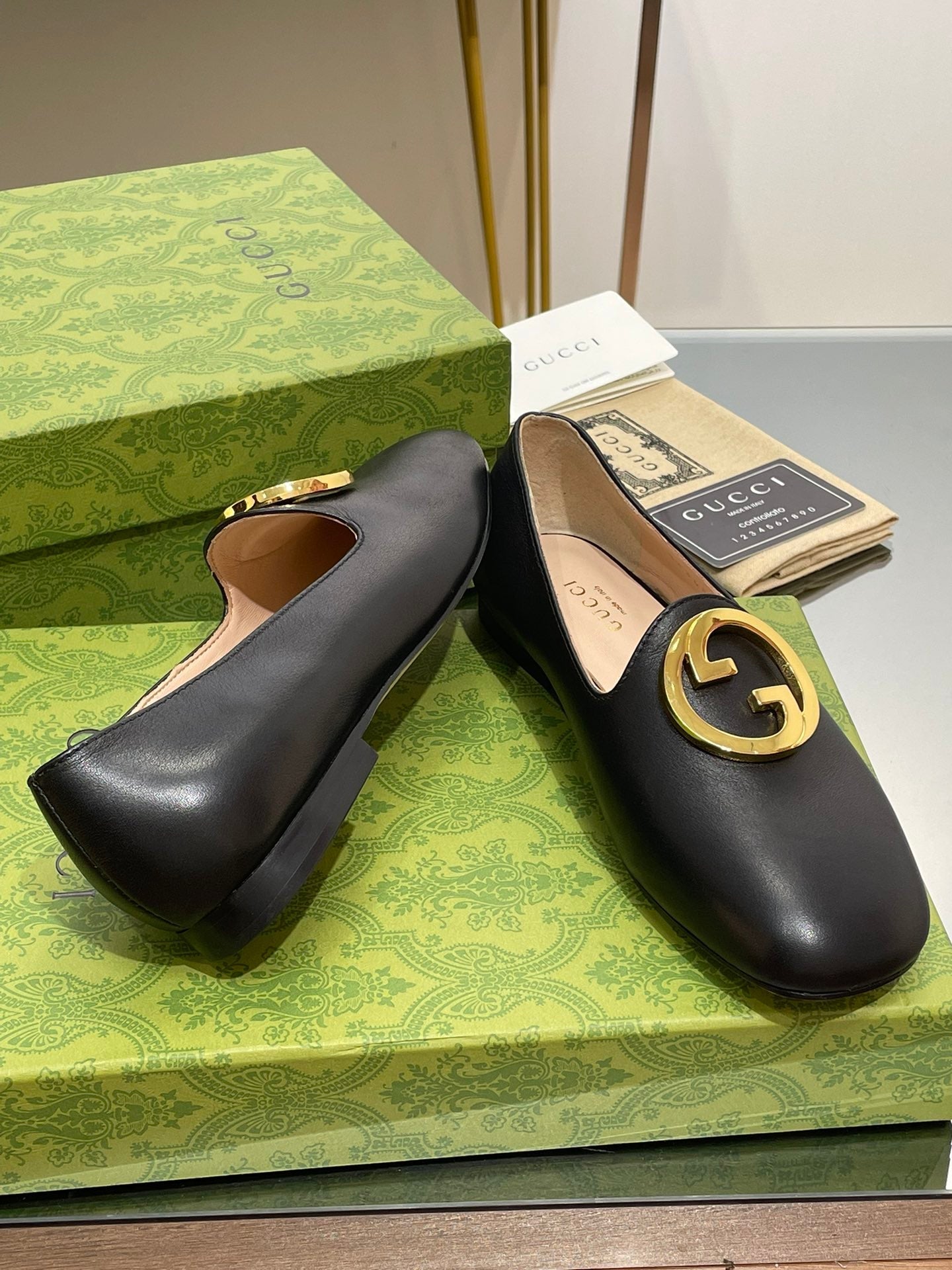 BLONDIE LOGO-PLAQUE LOAFERS IN BLACK CALFSKIN