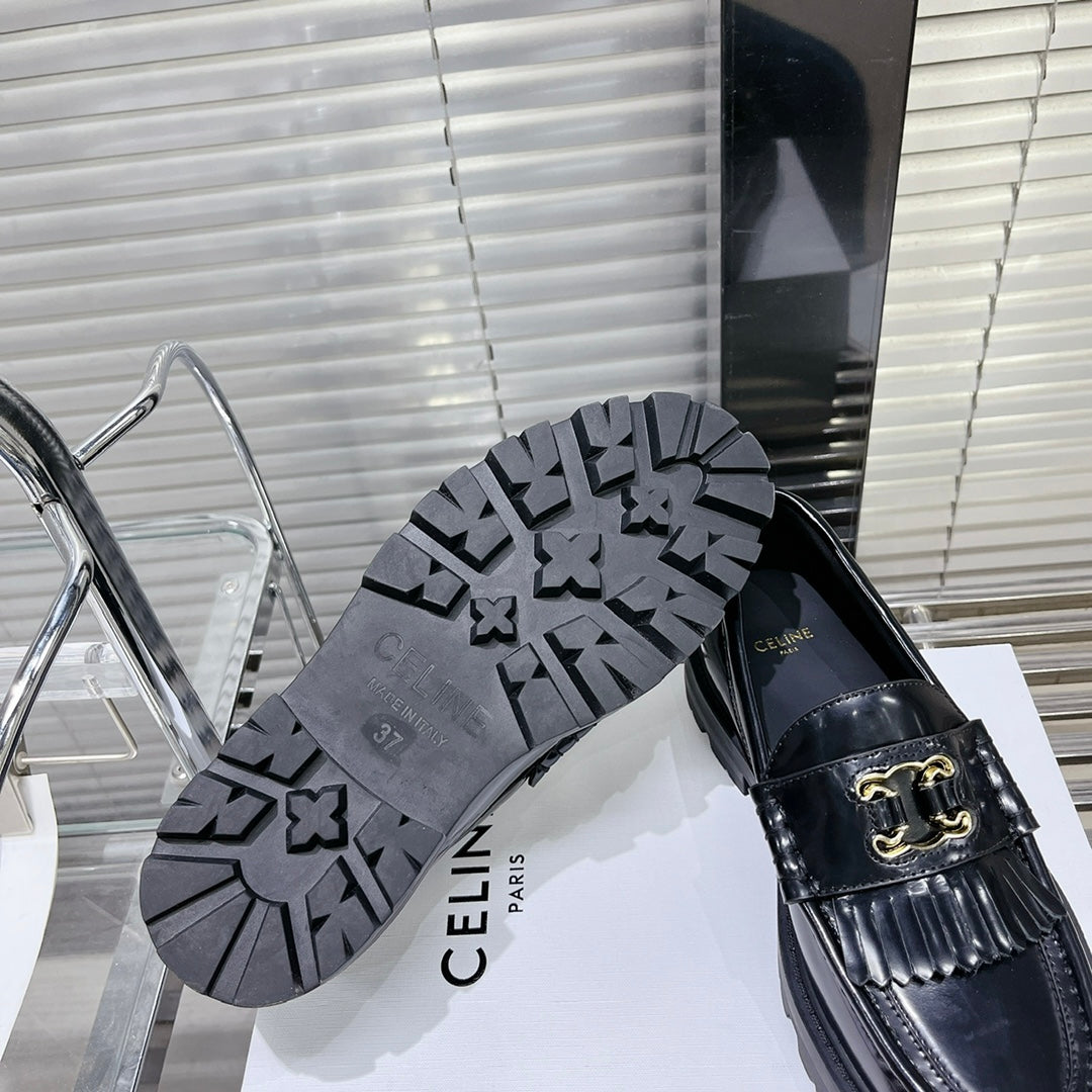 MARGARET CHUNKY LOAFER WITH FRINGES AND TRIOMPHE CHAIN IN POLISHED BULL BLACK