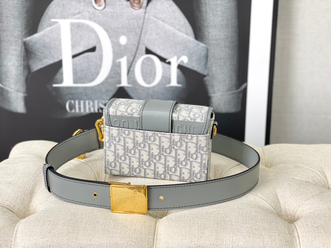 MONTAIGNE 19 HANDBAG IN GREY CALFSKIN