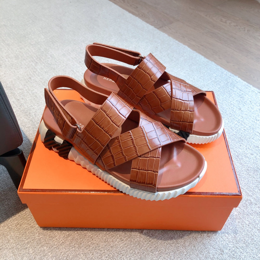 HM ELECTRIC CROCODILE MOTIF SANDAL CIDER CALFSKIN