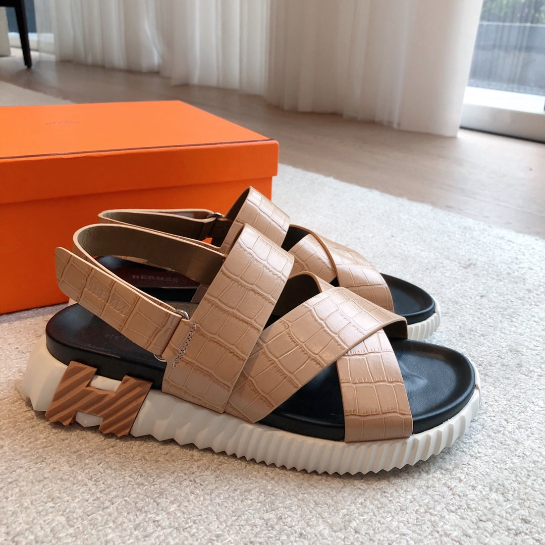 HM ELECTRIC CROCODILE MOTIF SANDAL TAN CALFSKIN