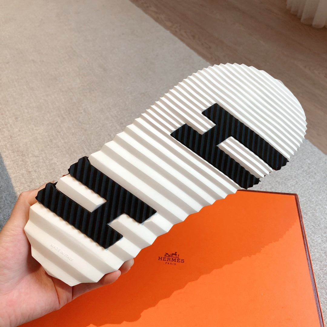 HM ELECTRIC CROCODILE MOTIF SANDAL WHITE CALFSKIN