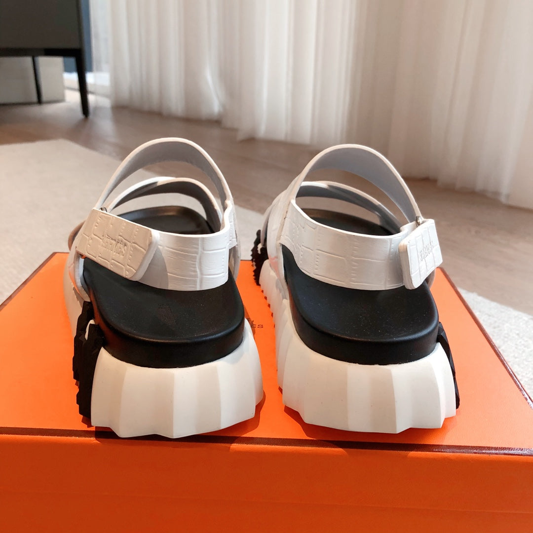 HM ELECTRIC CROCODILE MOTIF SANDAL WHITE CALFSKIN