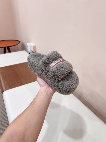 THICK-SOLED SLIPPERS IN GRAY WOOL