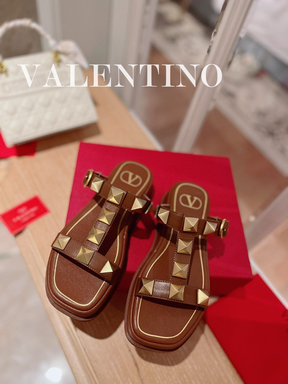 ROCKSTUD THONG SANDALS IN BRONZE BROWN CALFSKIN