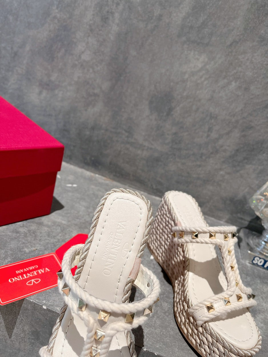 ROCKSTUD LAMINATED NAPPA WEDGE SANDAL 100 MM WHITE