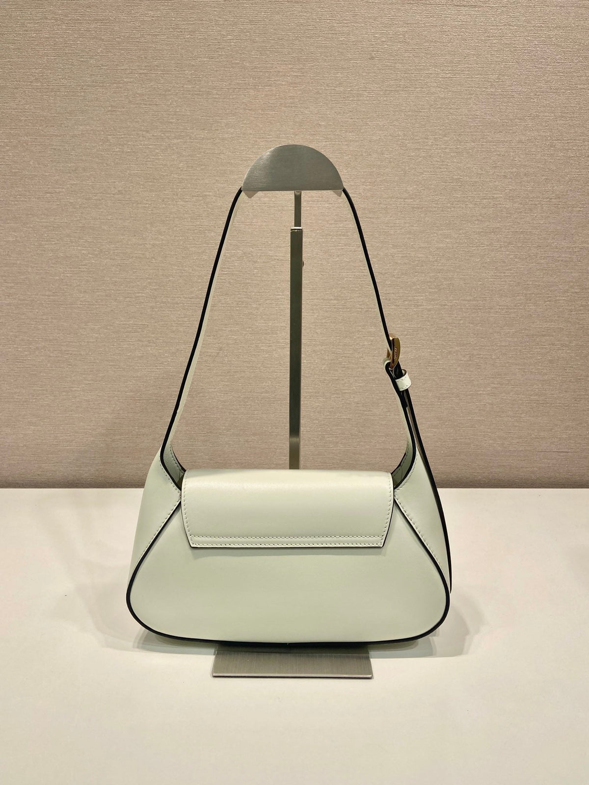 FLAP BAG 25 IN WHITE SMOOTH CALFSKIN TRIANGLE LOGO