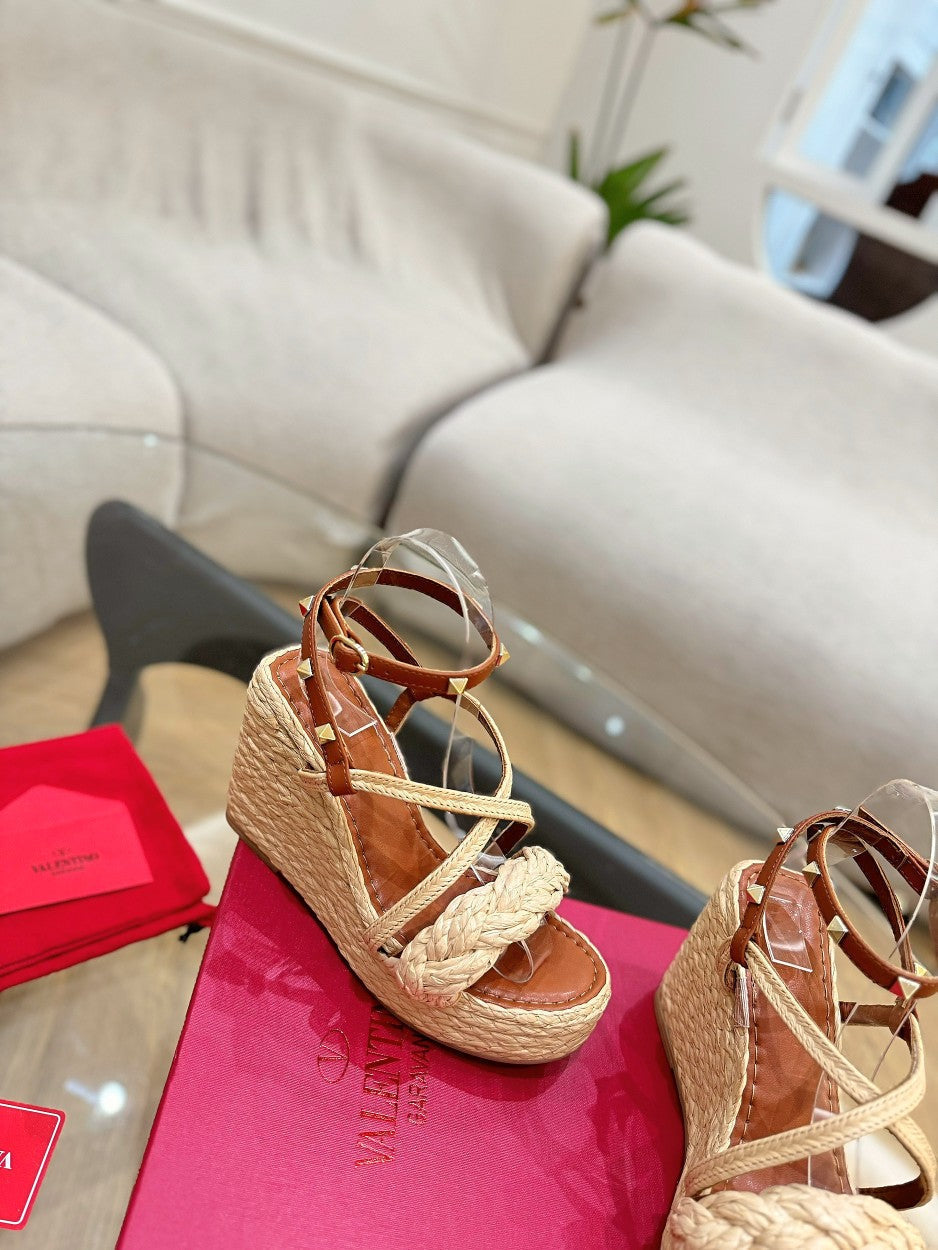 GARAVANI ROCKSTUD WEDGE SANDALS IN BRONZE BROWN CALFSKIN AND BEIGE RAFFIA