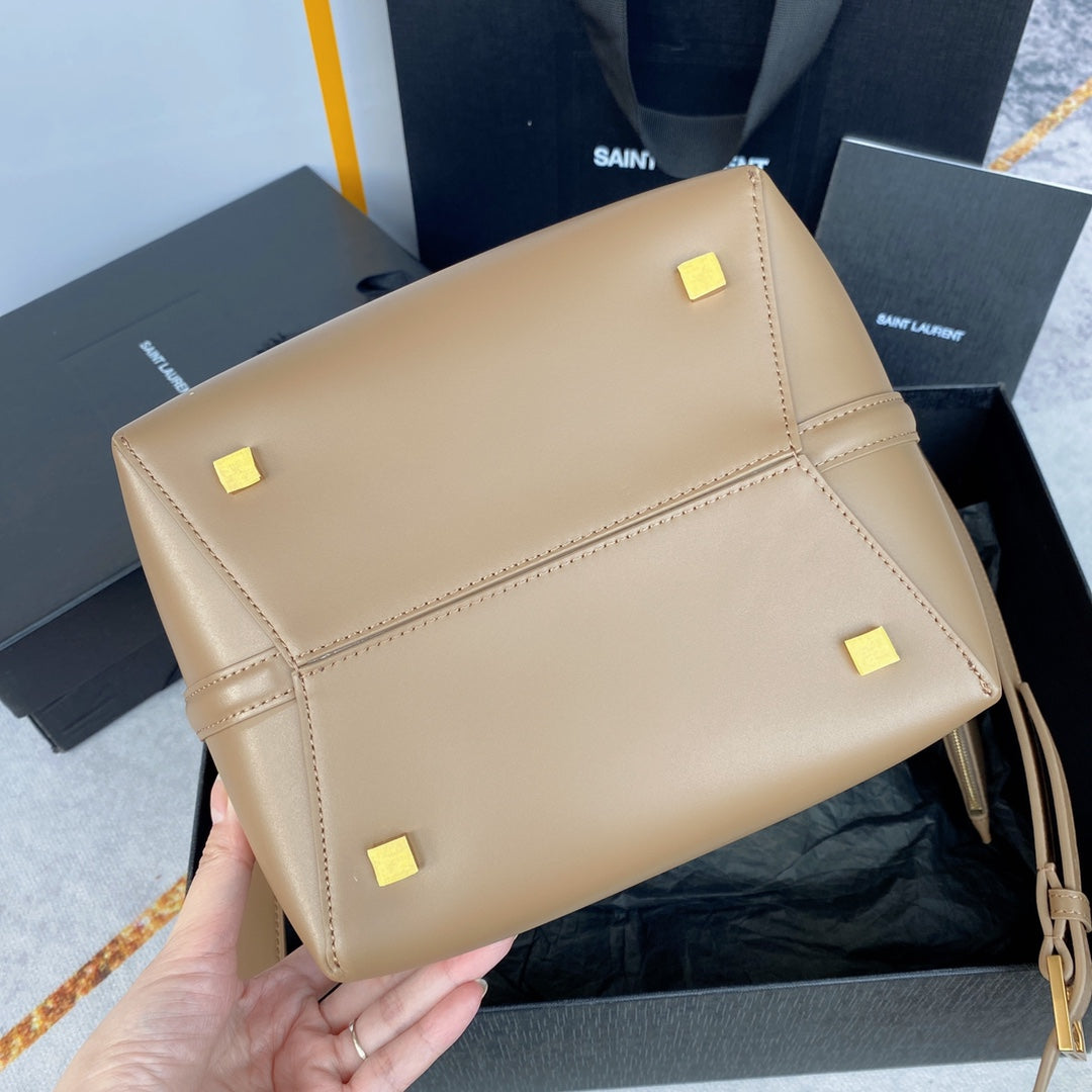 le 37 20cm dark beige shiny calfskin