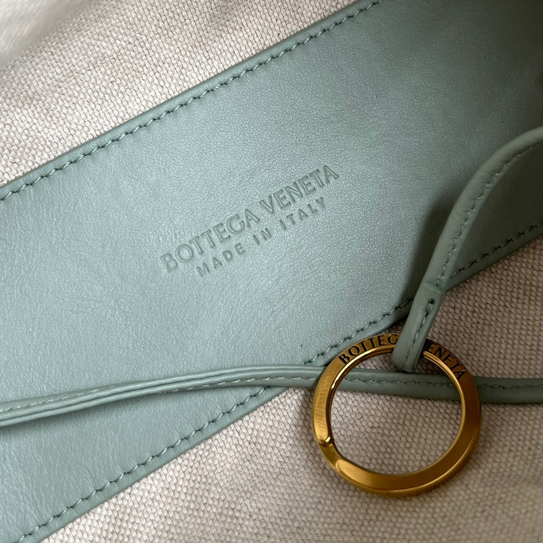 BV Loop Top Handle 19cm Sauge Lambskin