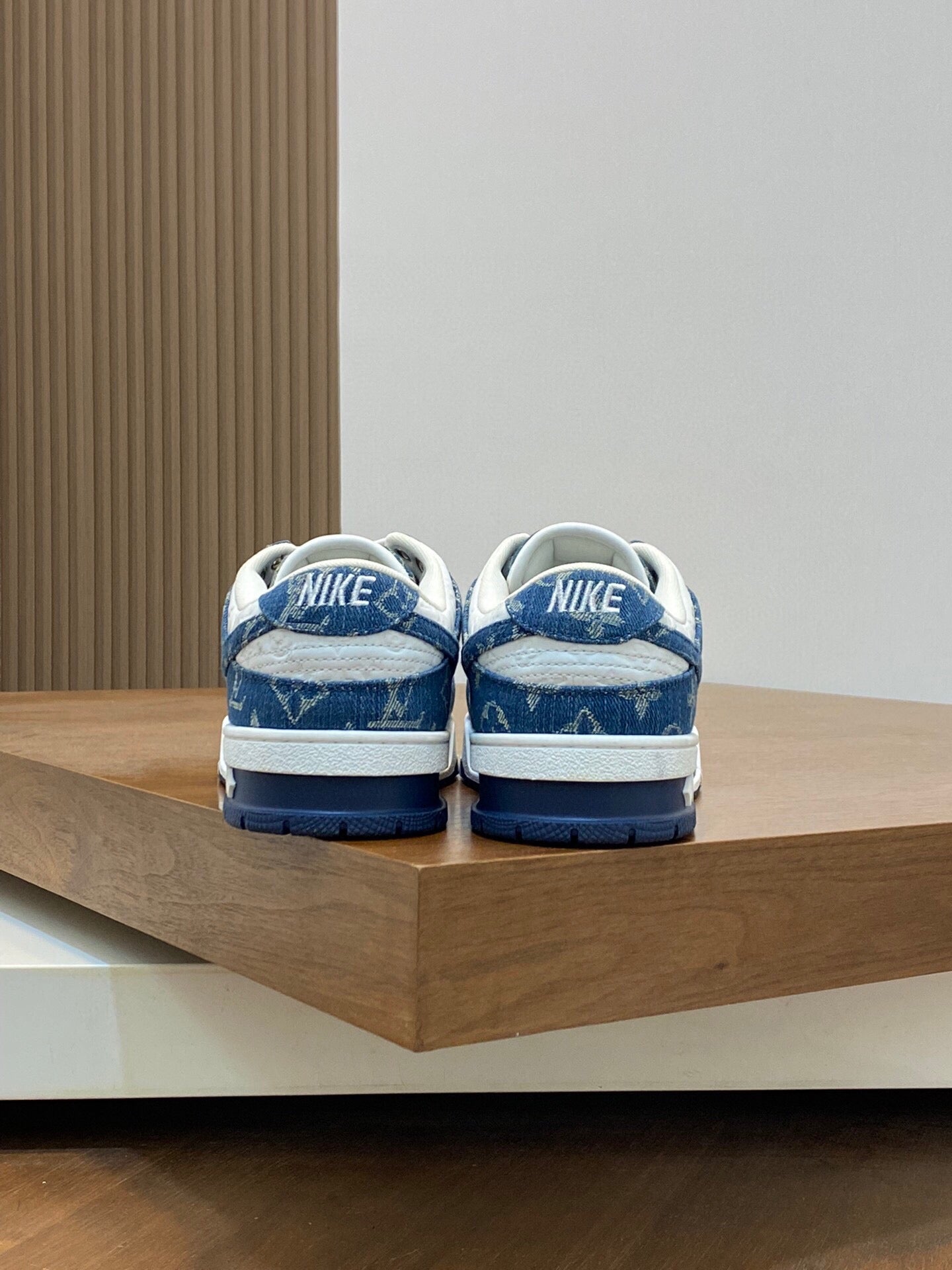 AIR TRAINER IN COBALT BLUE MIX WHITE CALFSKIN
