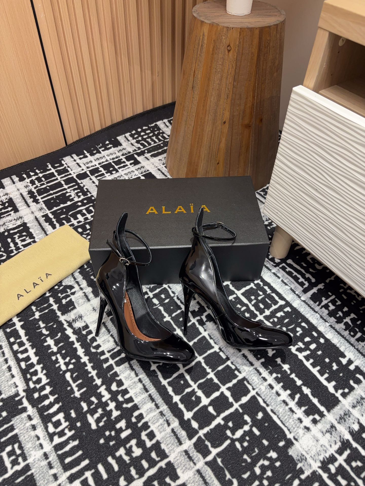 Alaia Decollete Pumps 105mm In Black Glossy Cowhide 121909
