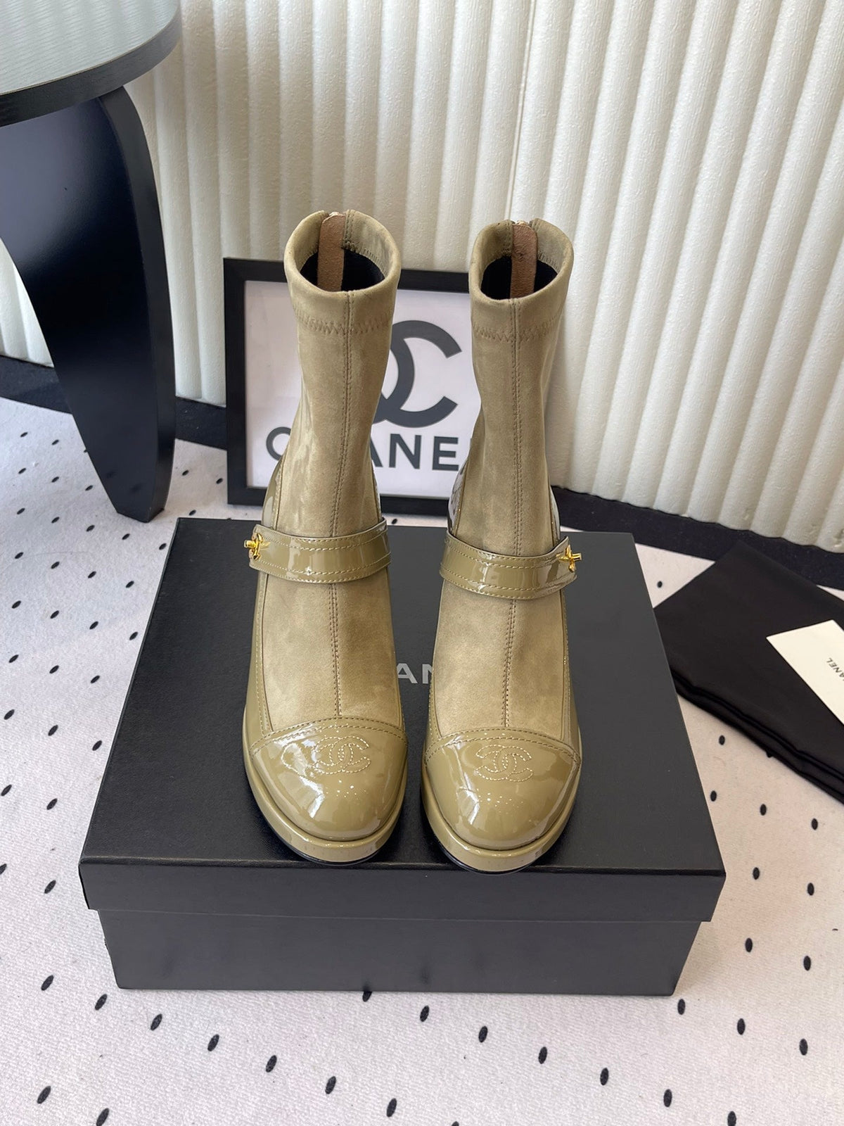 CC 25 Short Boot Olive Green Suede Patent Leather 514104