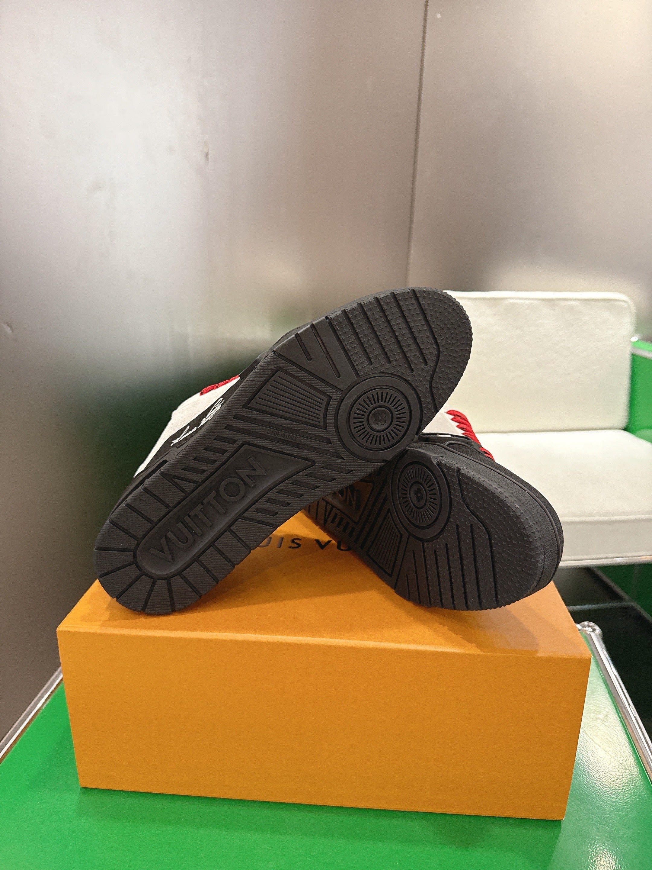 LV 26ss Trainer Sneakers Black White Red Cowhide 632147