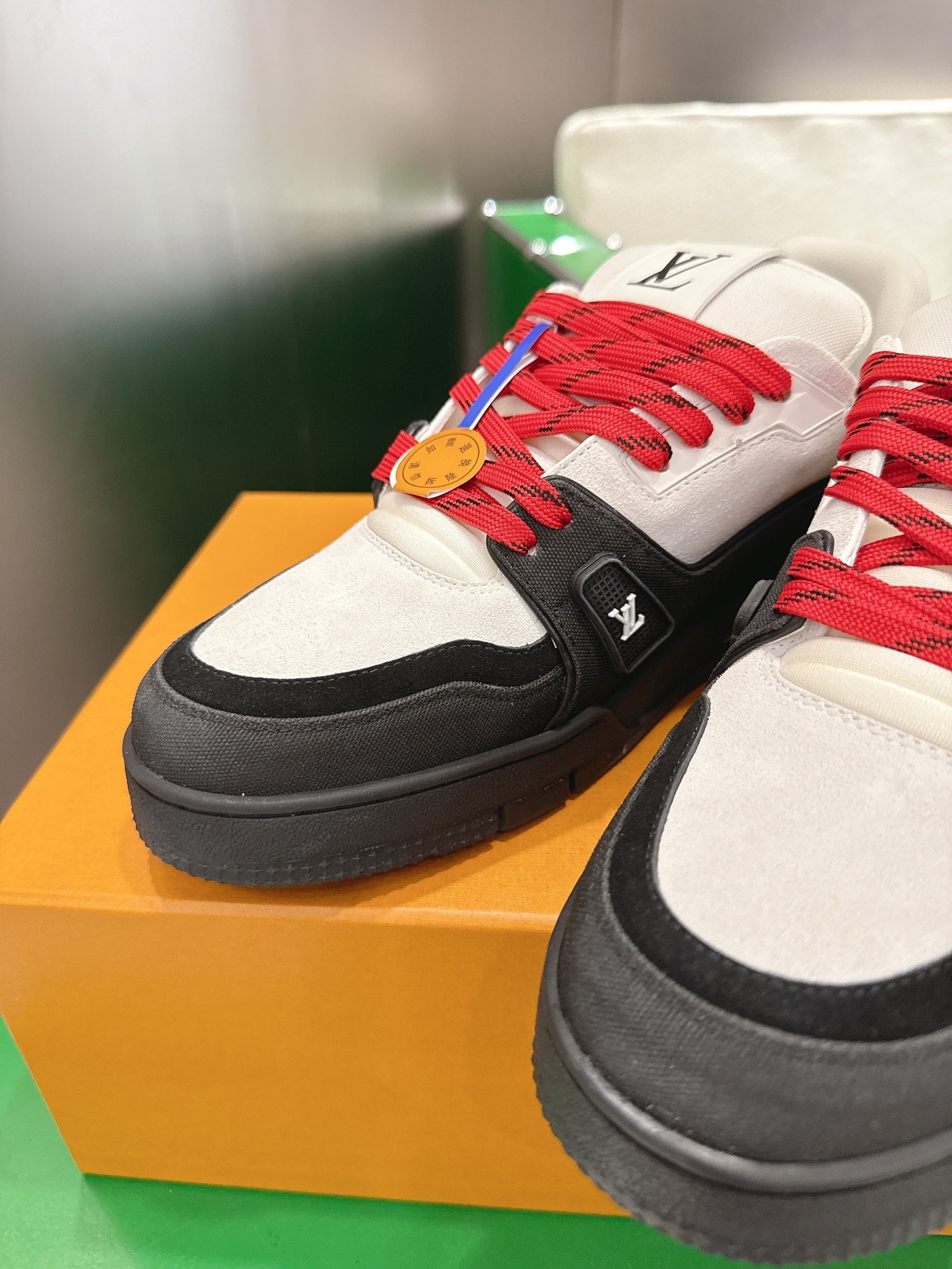 LV 26ss Trainer Sneakers Black White Red Cowhide 632147