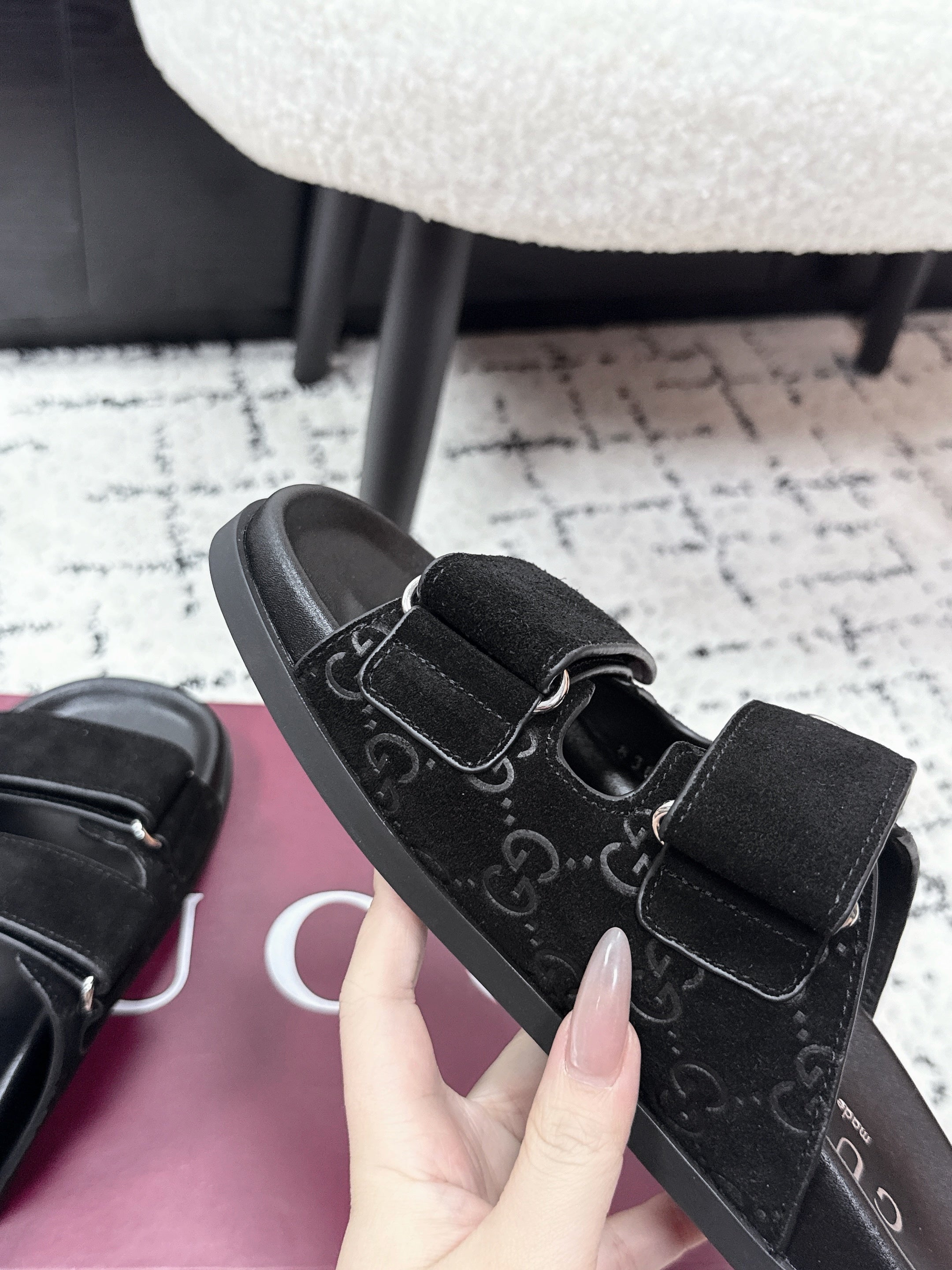 GG 26SS Sandals Black Suede Sheepskin 641461