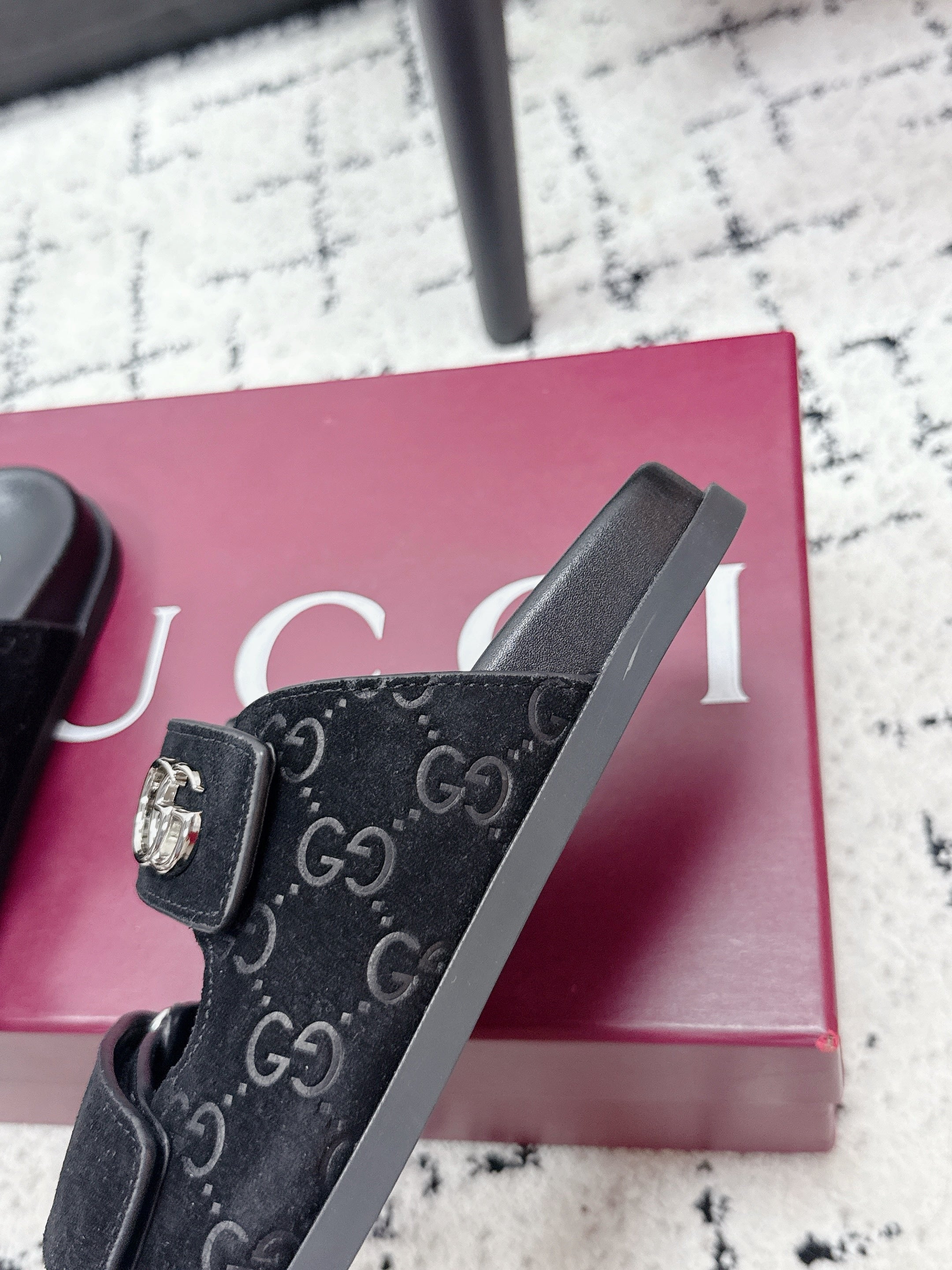 GG 26SS Sandals Black Suede Sheepskin 641461