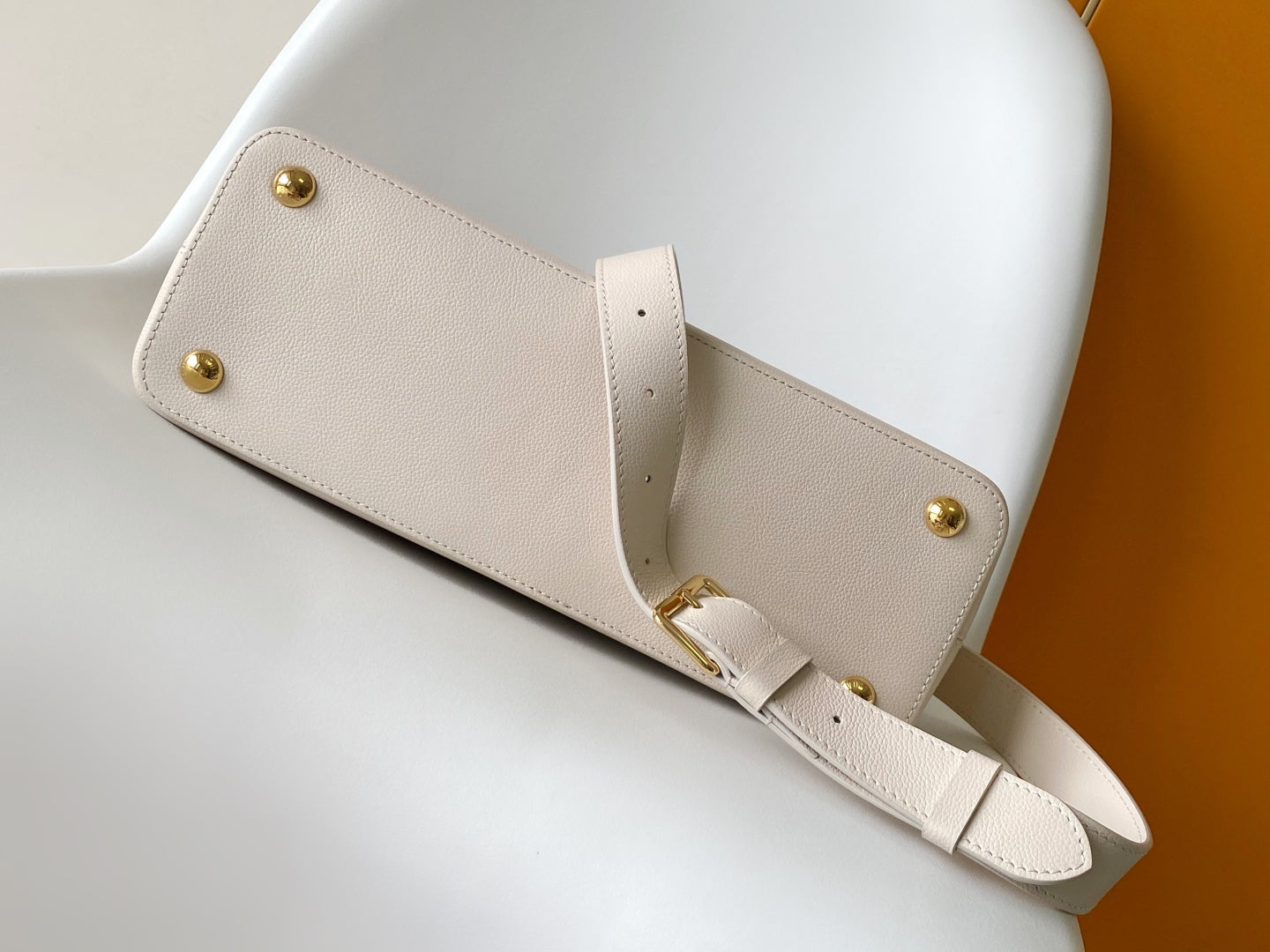 CAPUCINES GM 33CM BEIGE GOLD TAURILLON LEATHER 252023