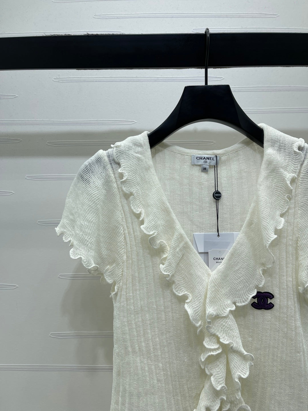 Chanel 2026 Ruffled Knit V-neck Short-sleeved T-shirt White Wool 356523