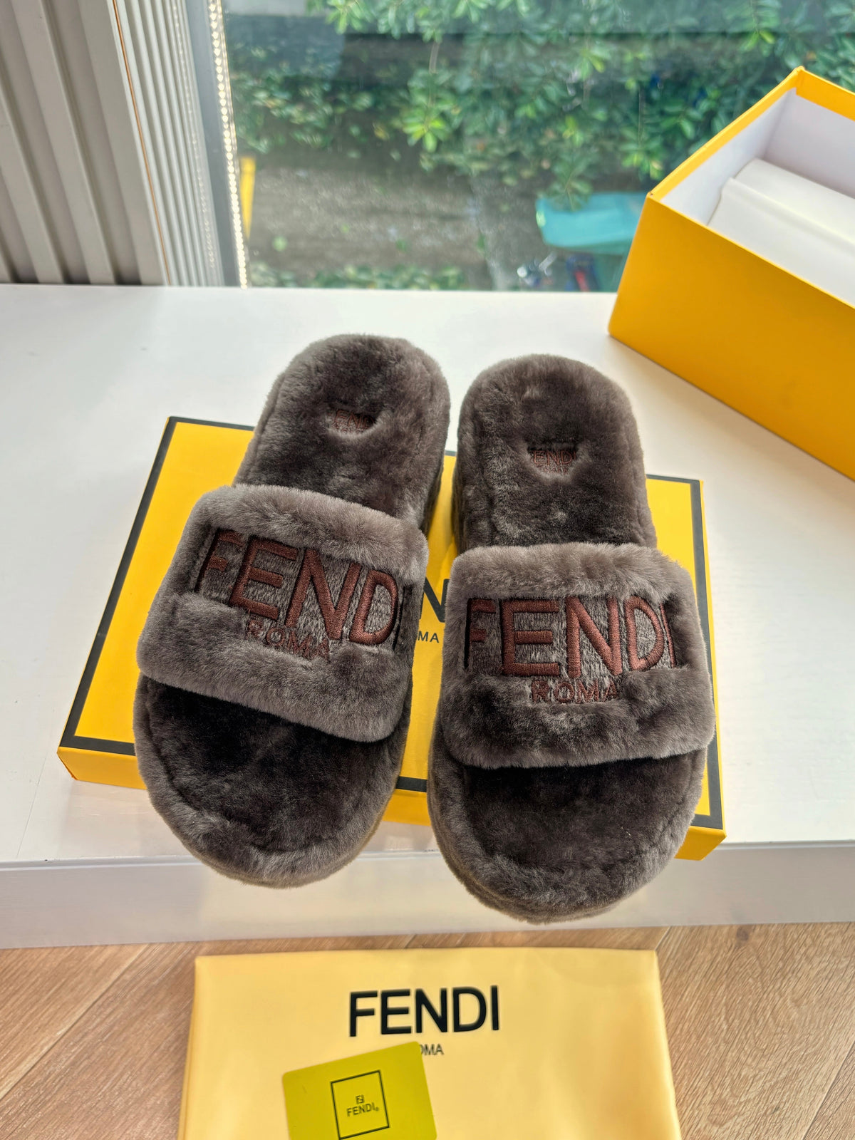 Fendi 25ss slippers taupe brown wool 507103