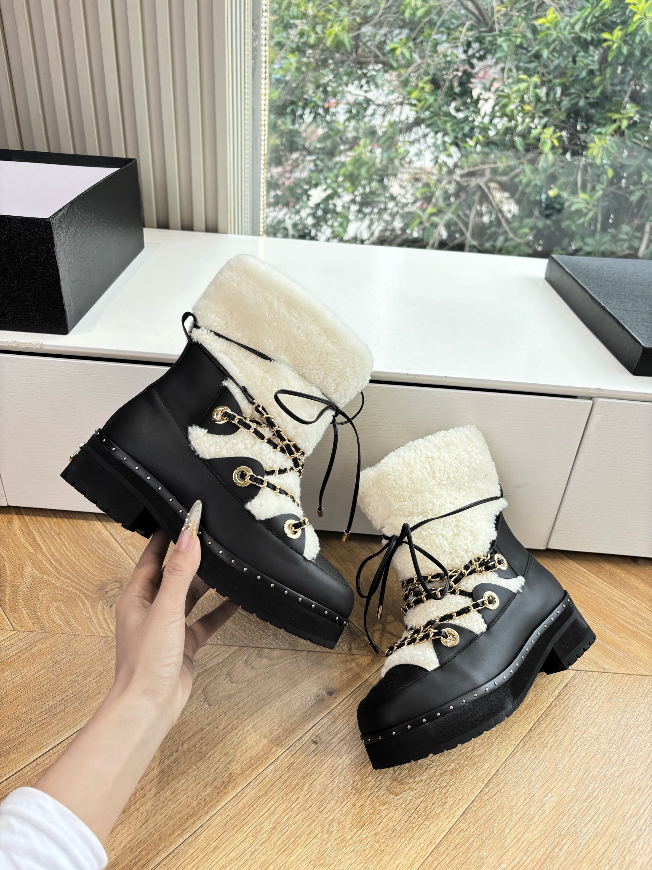 CC 2025 Short Boot White Black Cowhide Wool 548841