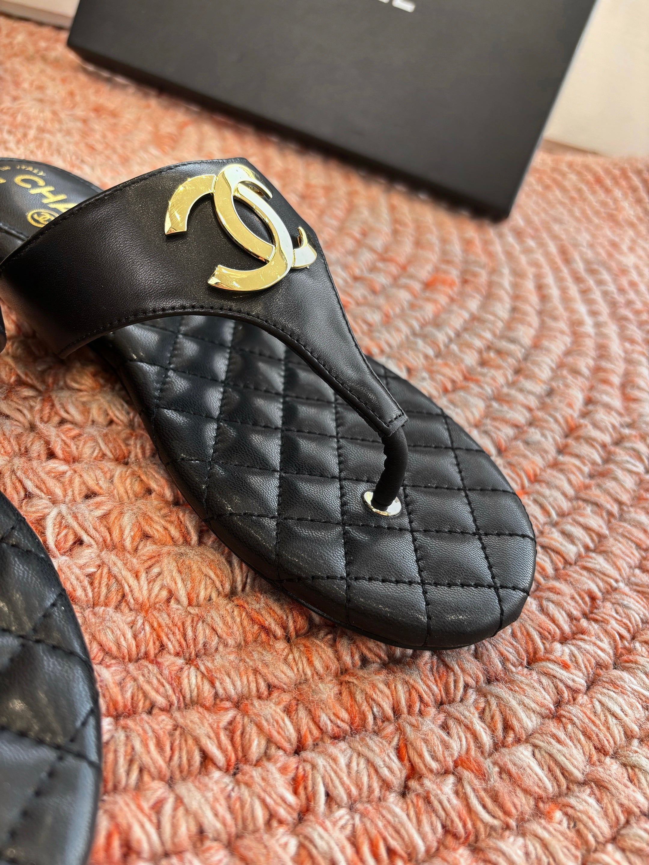 CC 26s Thong Sandals Black Sheepskin 648259