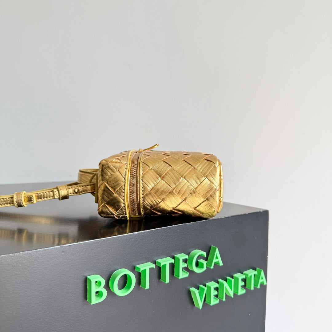 Bottega Veneta 2026 Bang Bang Vanity Case 22cm Gold Laminated Leather 137085