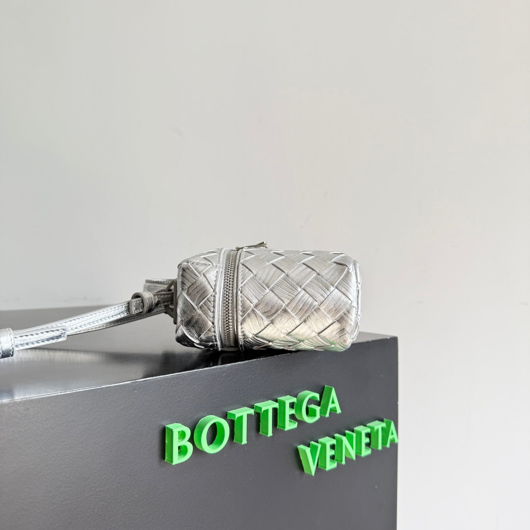 Bottega Veneta 2026 Bang Bang Vanity Case 22cm Silver Laminated Leather 137084