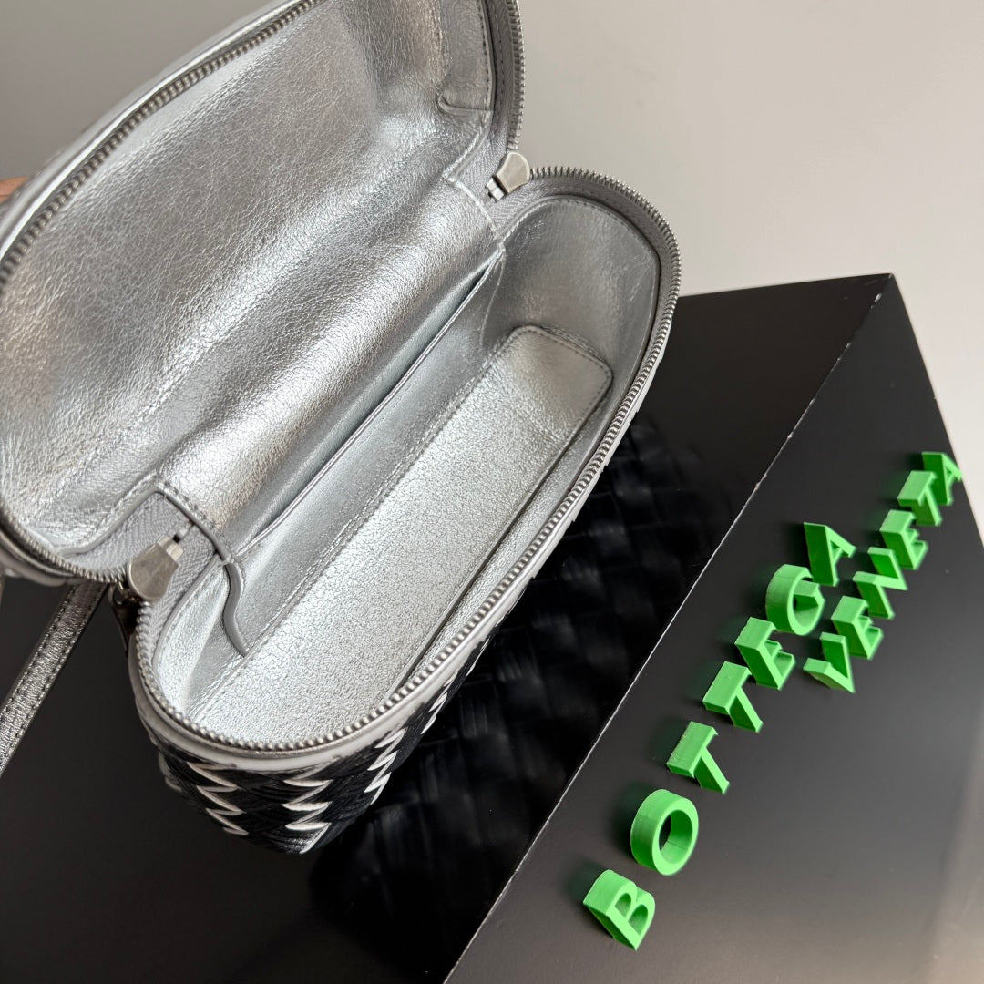Bottega Veneta 2026 Bang Bang Vanity Case 22cm Silver Laminated Leather 137084