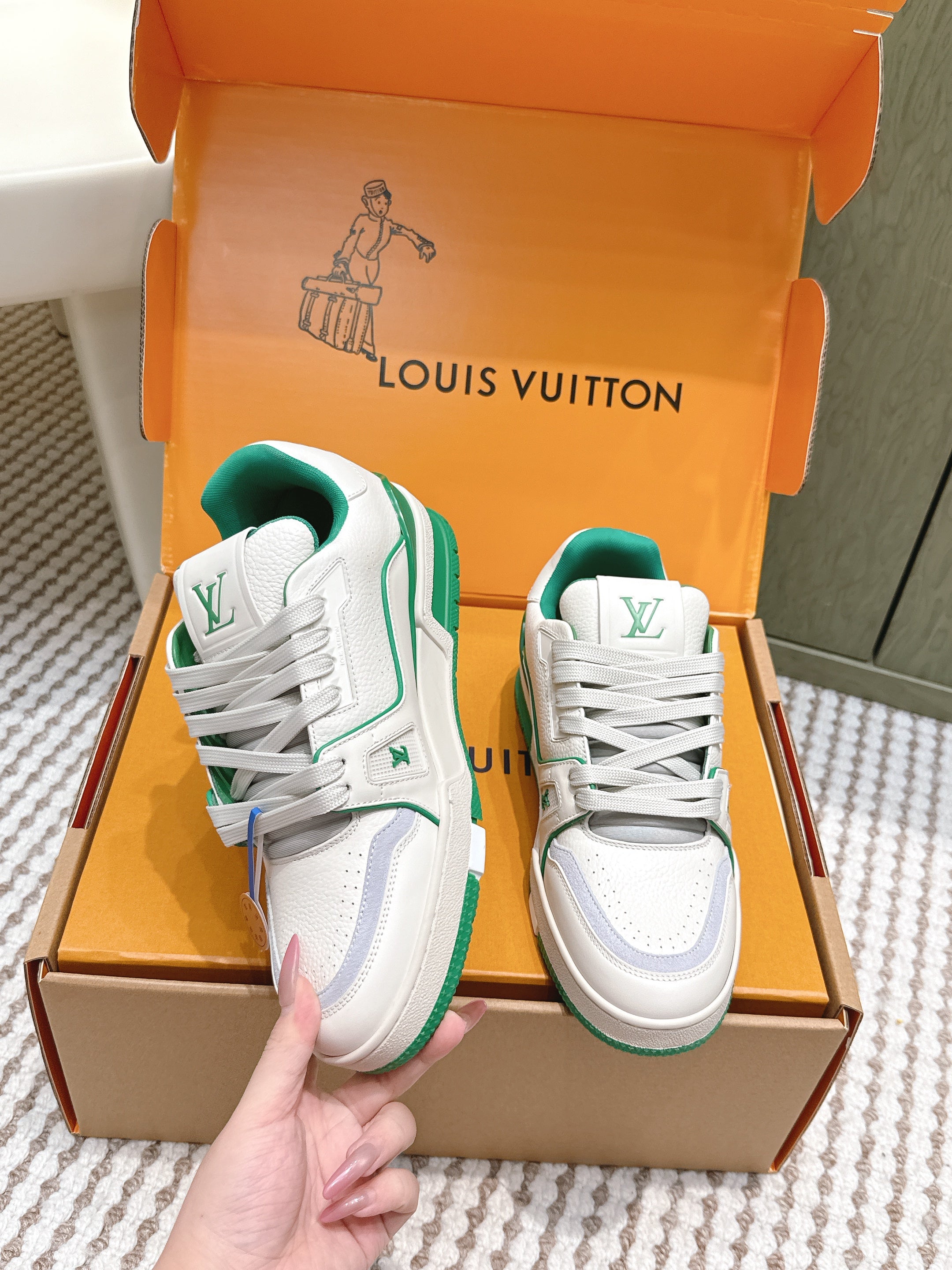 LV 26ss Trainer Sneakers White Green Cowhide 657898