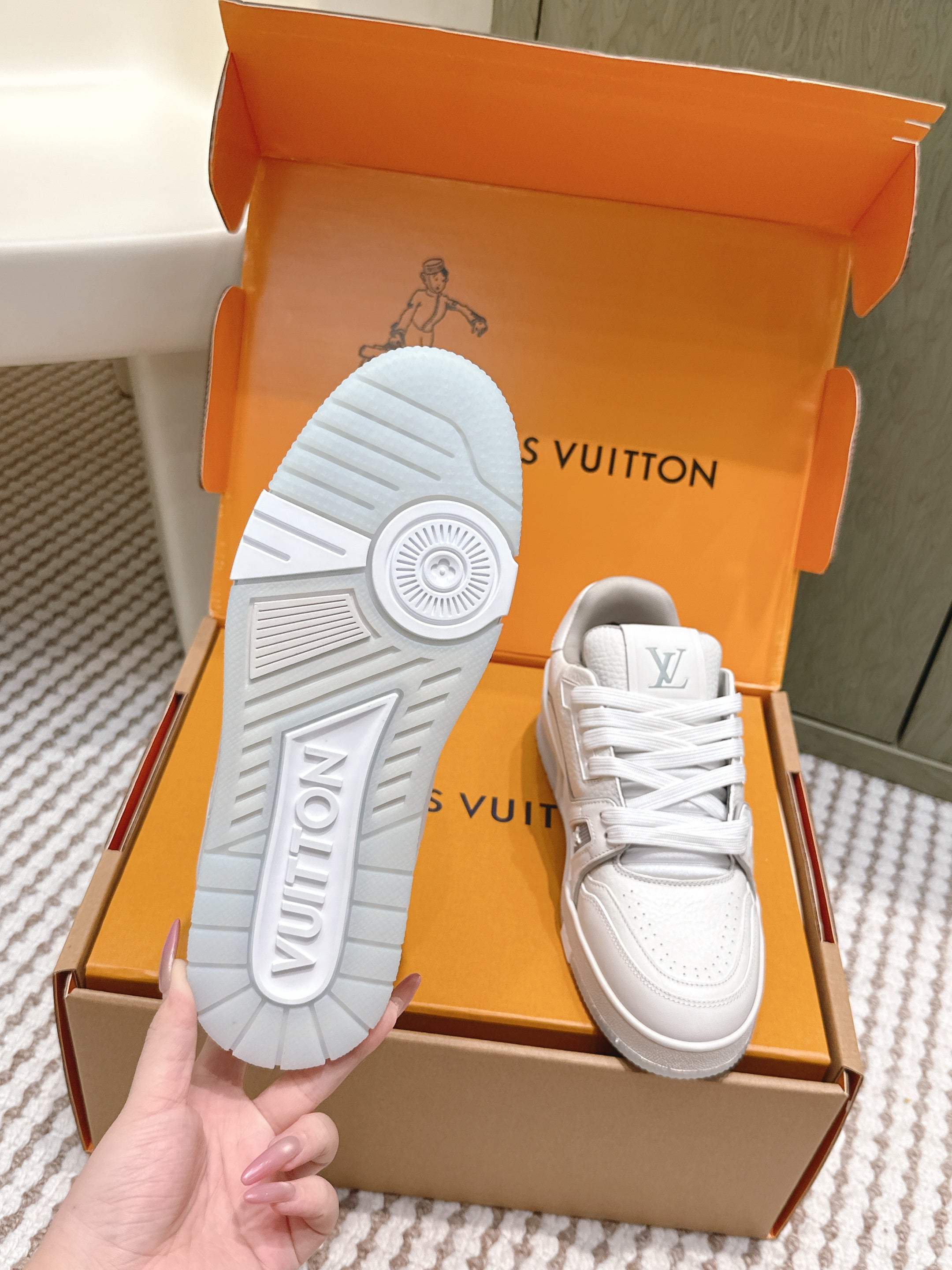 LV 26ss Trainer Sneakers White Gray Cowhide 657899