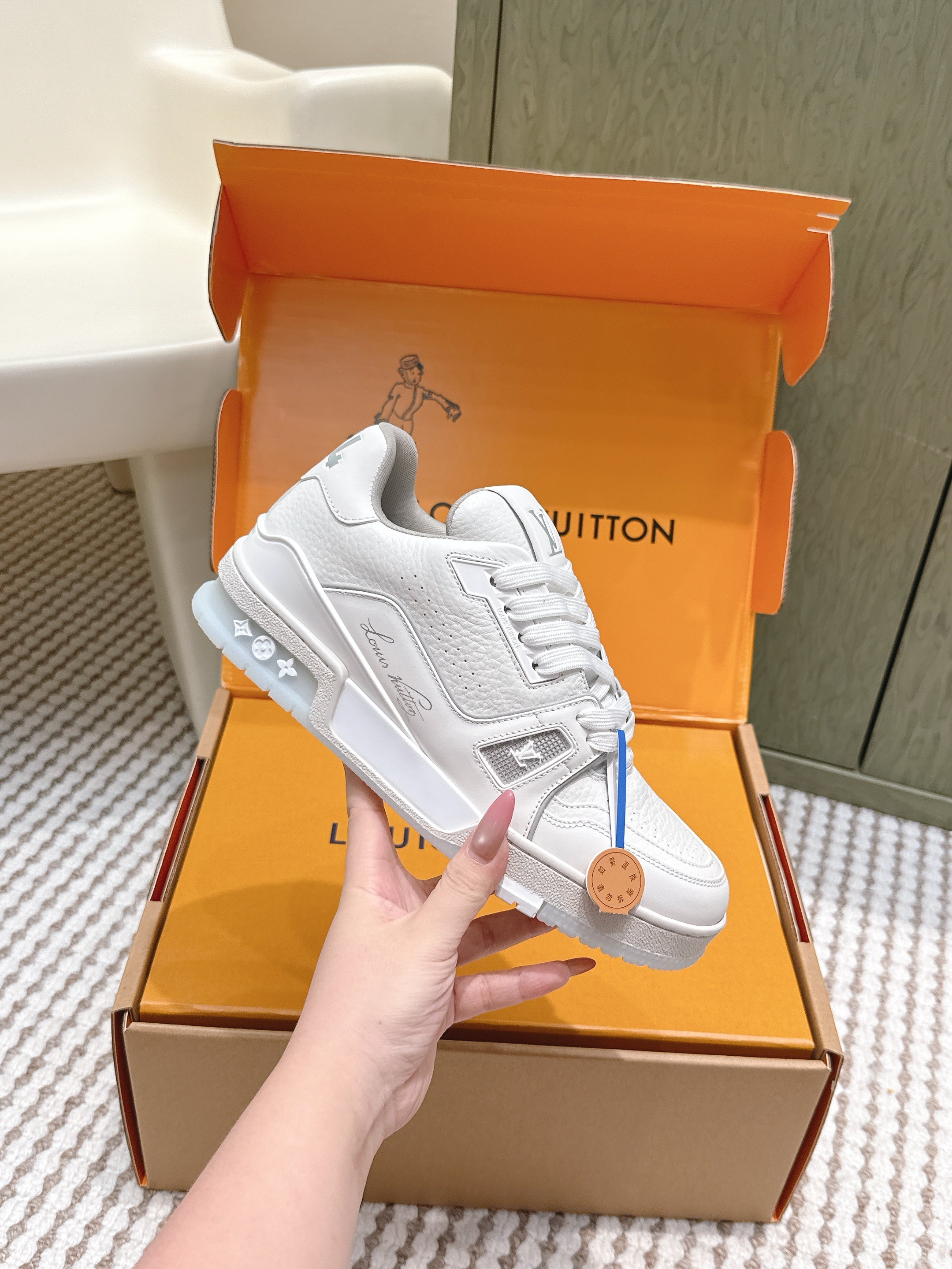LV 26ss Trainer Sneakers White Gray Cowhide 657899