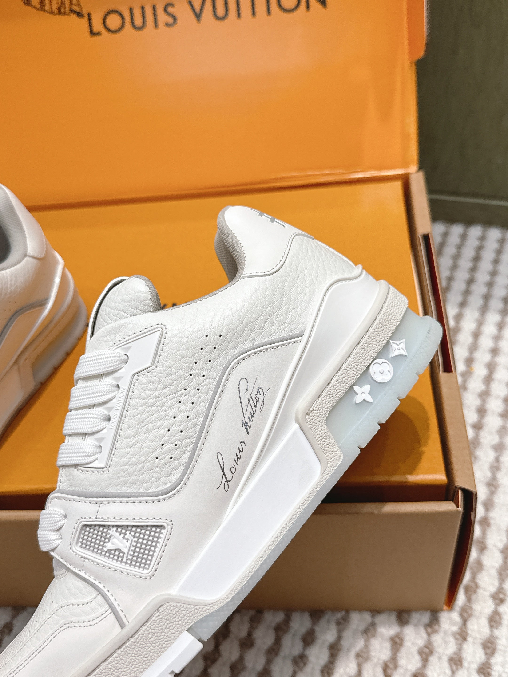 LV 26ss Trainer Sneakers White Gray Cowhide 657899