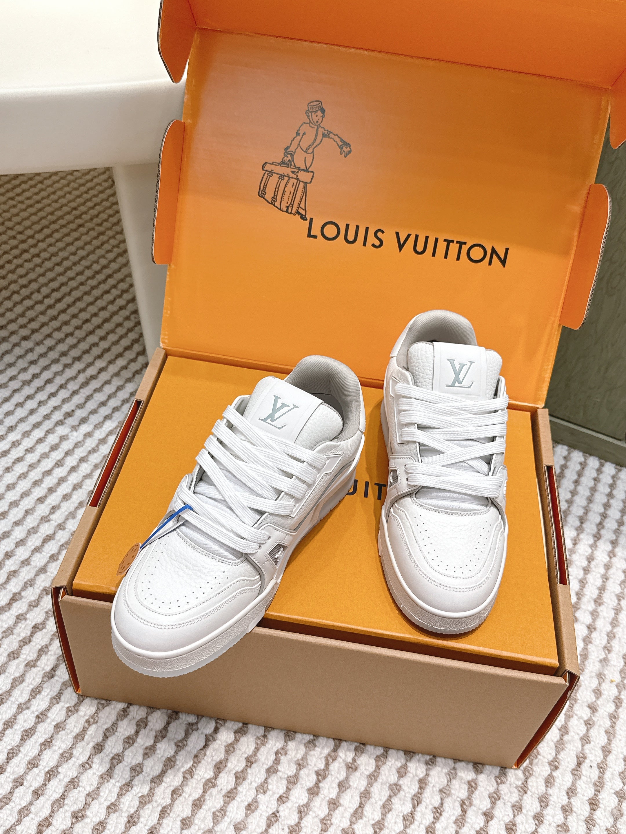 LV 26ss Trainer Sneakers White Gray Cowhide 657899