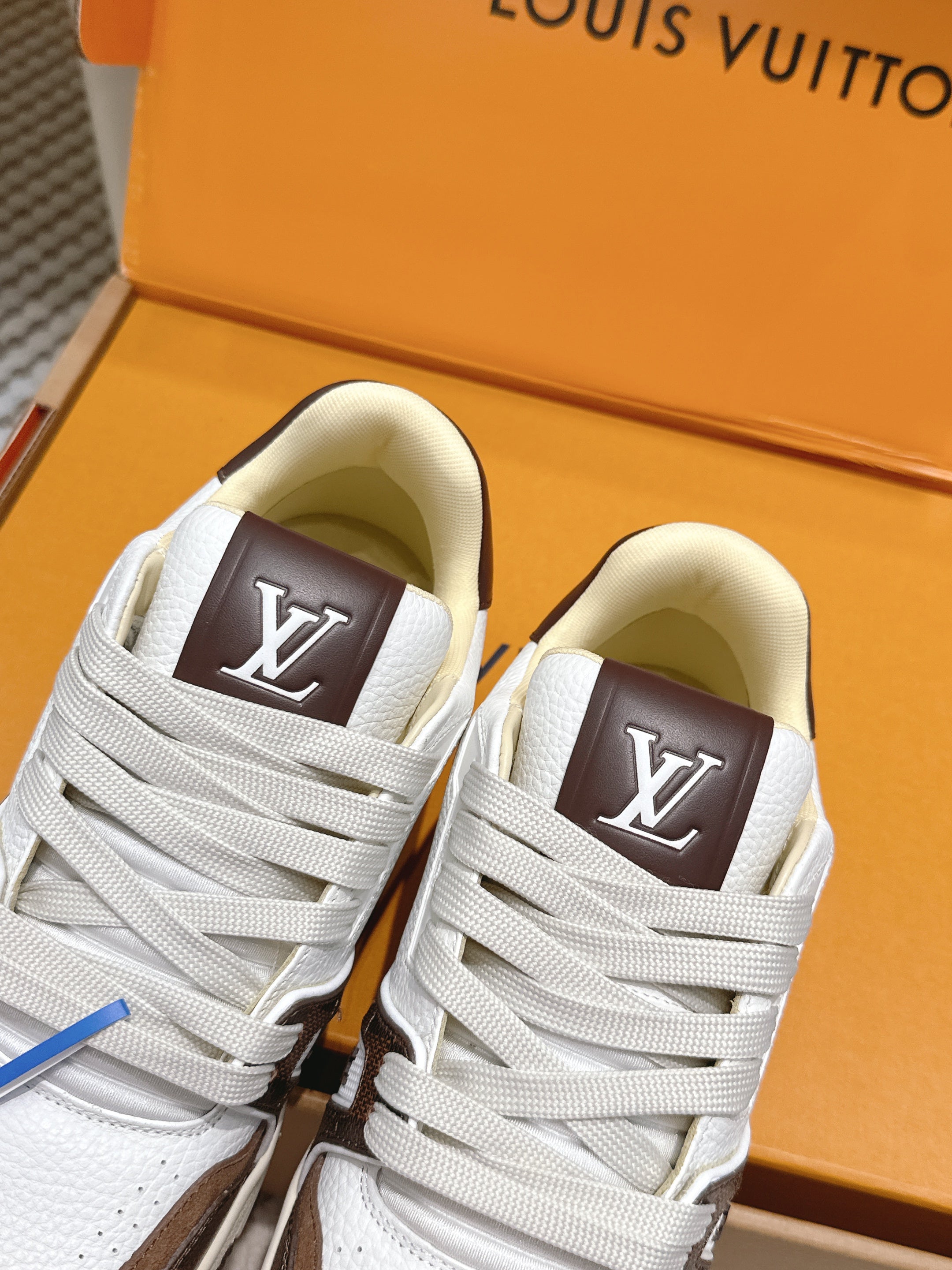 LV 26ss Trainer Sneakers White Brown Suede Cowhide 657901