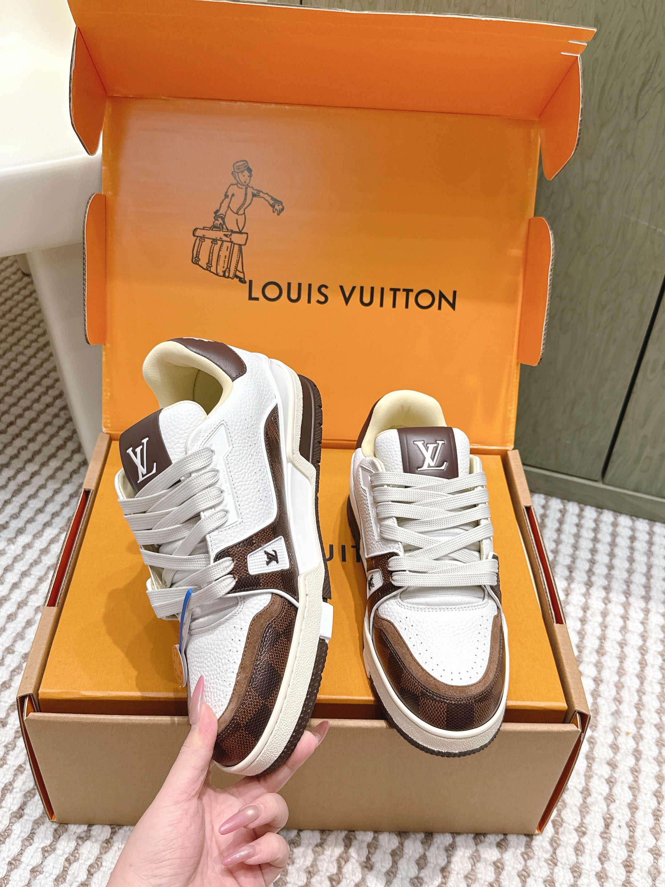 LV 26ss Trainer Sneakers White Brown Suede Cowhide 657901