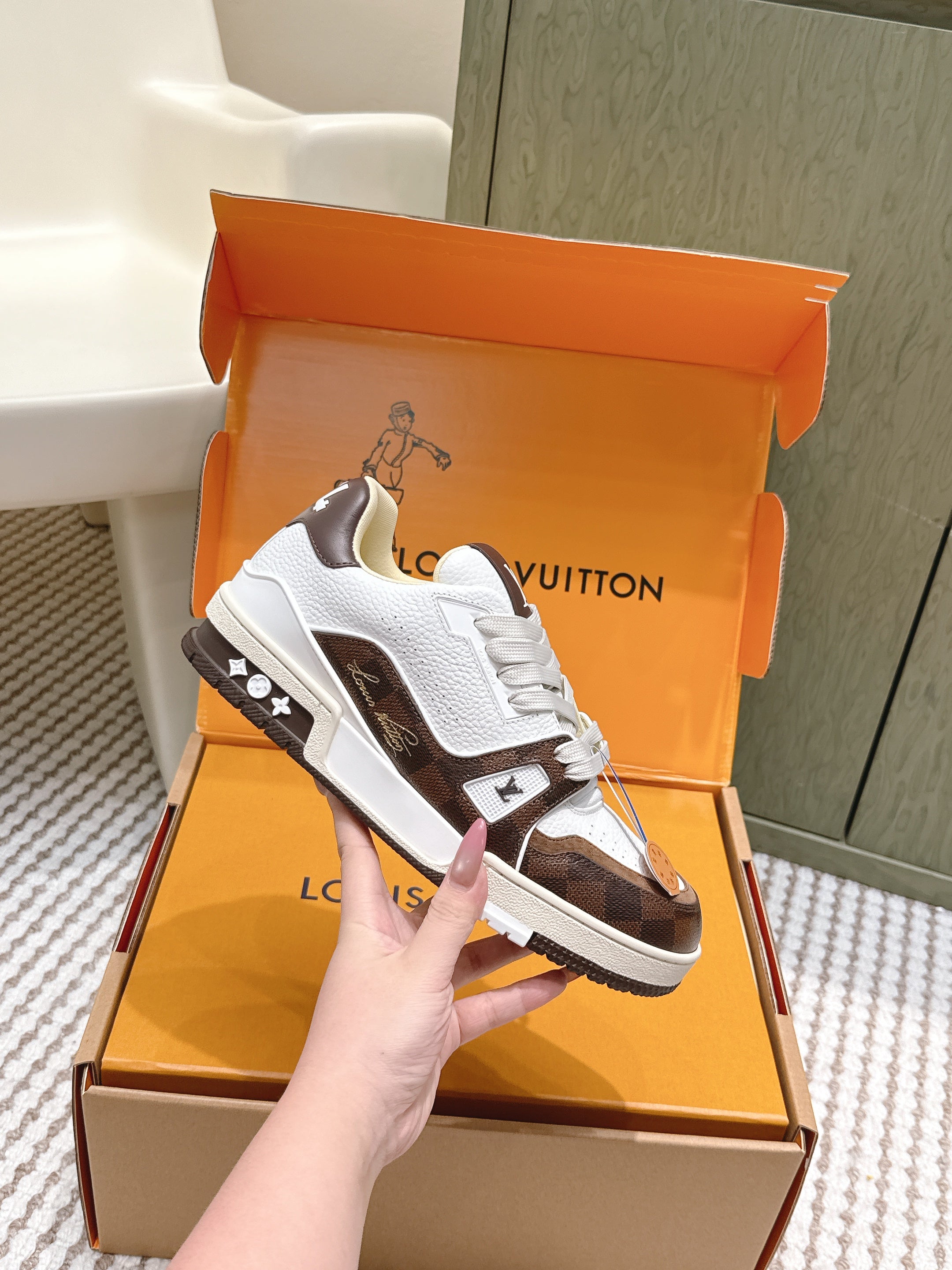 LV 26ss Trainer Sneakers White Brown Suede Cowhide 657901