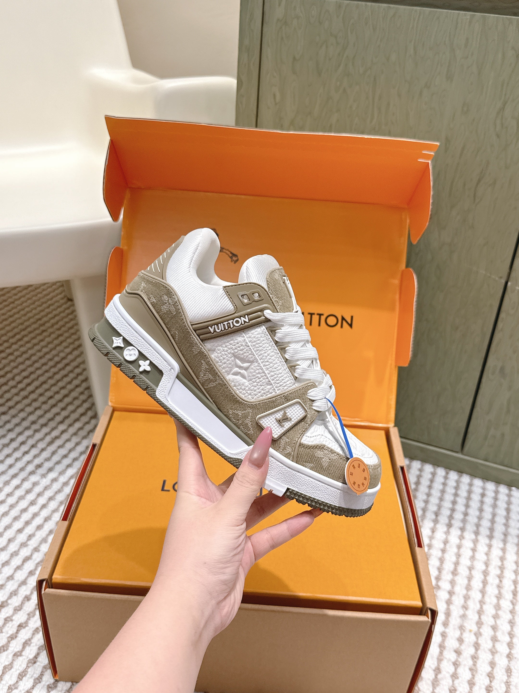 LV 26ss Trainer Sneakers White Taupe Denim Cowhide 657915