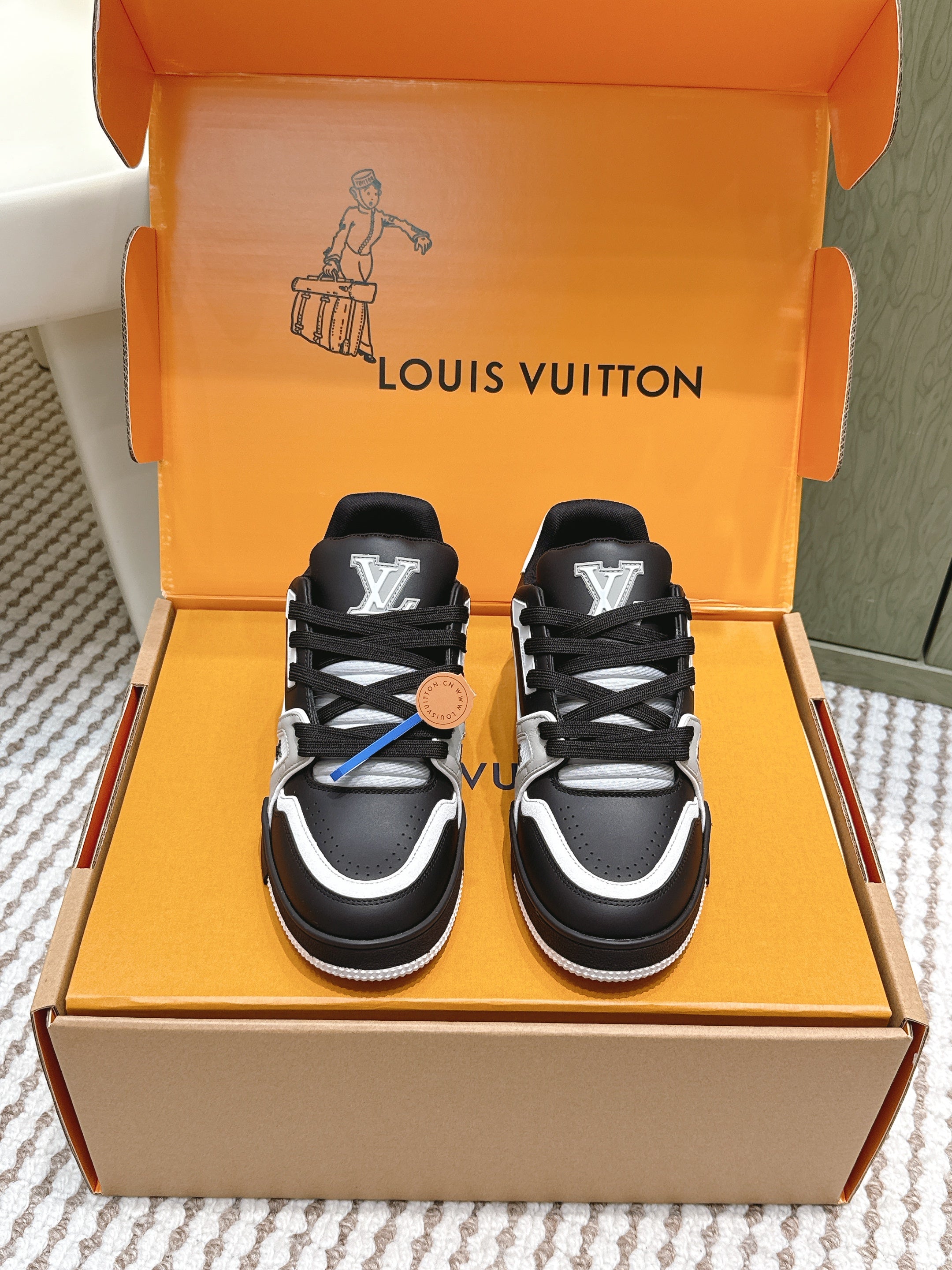 LV 26ss Trainer Sneakers Black White Cowhide 657925